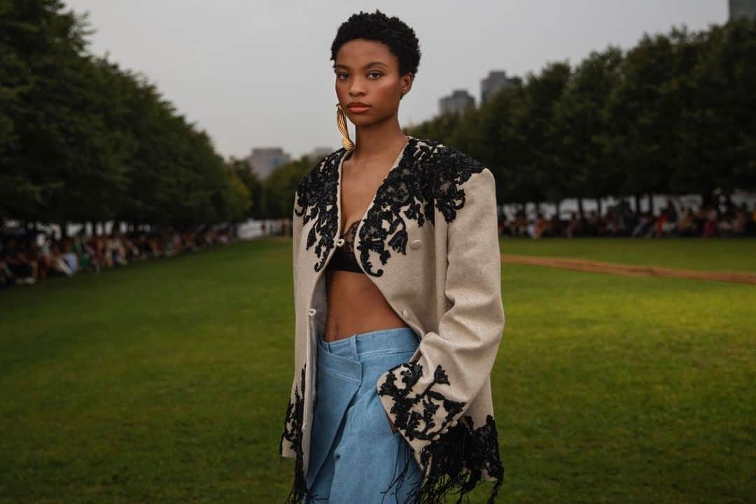 プラバルグルンさんのインスタグラム写真 - (プラバルグルンInstagram)「Bold Beading⁠ ⁠ From the runway at the Prabal Gurung Spring Summer 2024 collection ⁠ ⁠ Photo by @lewismirrett」10月2日 3時00分 - prabalgurung