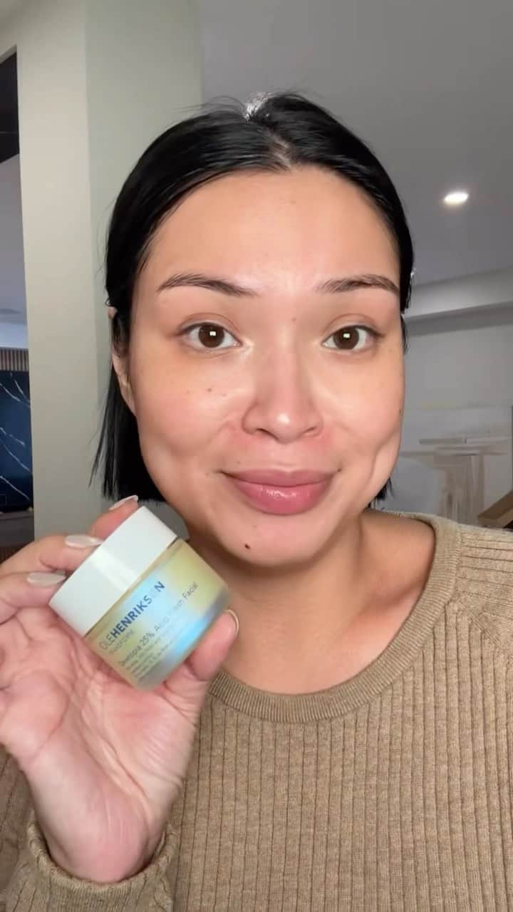 ウラヘンリクセンのインスタグラム：「“I’ve never had a facemask look this beautiful on me... are you surprised? It’s that #OleGlow!” ✨  The queen of slicking herself @glamzilla tests out our Dewtopia Acid Flash Facial to get brighter and smoother looking skin in an instant. 💜💫 All it takes is five minutes and you are ready to get that #OleGlow. Available now on @Sephora and OleHenriksen.com!」