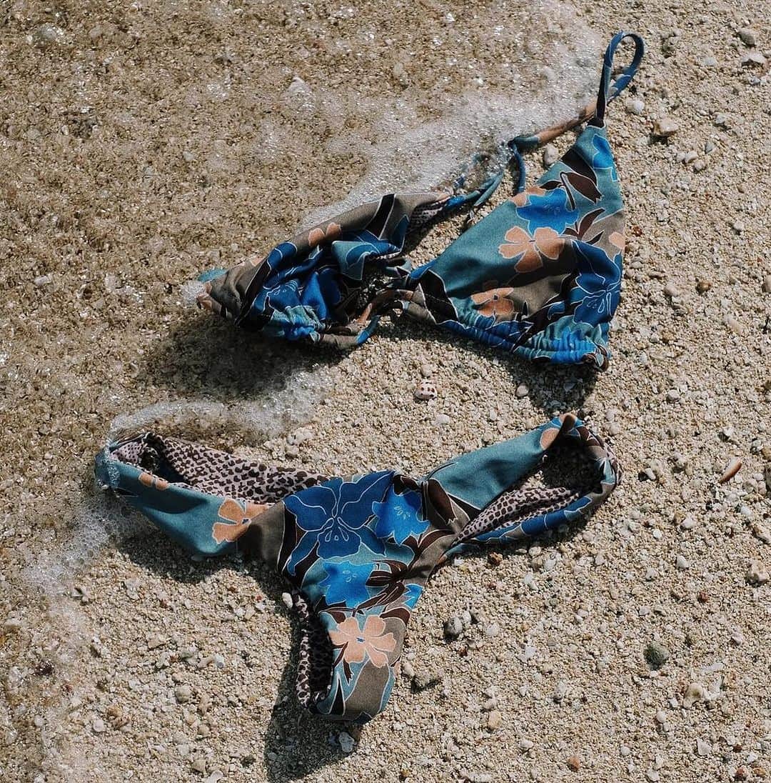 ACACIA SWIMWEARのインスタグラム：「SHIKOKU, the perfect floral combination of cool blues and warm neutrals.   Seen on @leagoeson for @gypsy_beach 🤍」