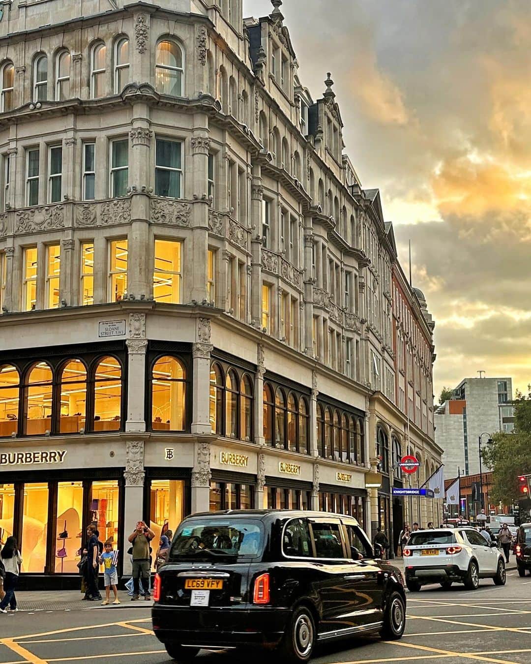Seyda♥ Travel & Natureのインスタグラム：「Light is everything in photography. Same spot, from different directions #london 🇬🇧 #seydauk」
