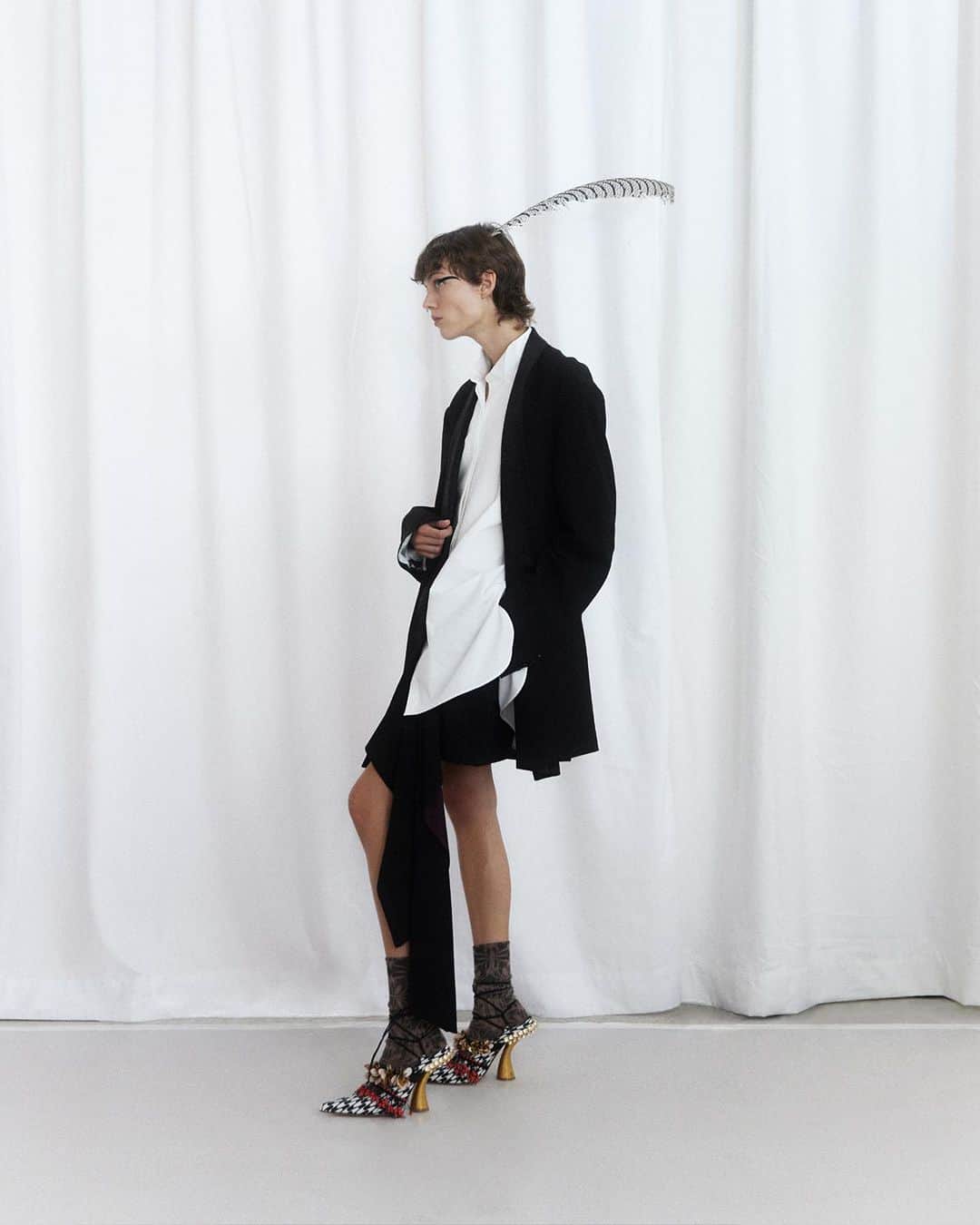 のインスタグラム：「WOMEN SPRING SUMMER 2024  Unfamiliar familiar.  A feminine expression of men’s tailoring; the shirt - that staple of sartorial dress - warped and manipulated into new forms. Tuxedo jackets and double-breasted suits draped and oversized. Trench coats elongated, their gabardine applied to skirts and dresses.   Watch the full video on driesvannoten.com  #DriesVanNoten #DVNSS24 #PFW」