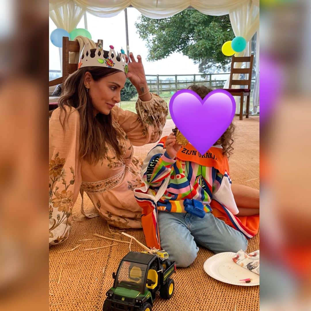 ナタリー・インブルーリアのインスタグラム：「How time flies…Can’t believe you’re 4yrs old already!!! Thanks to everyone who made his Birthday so special! 🎂💜🦋🥳🎉🎈」