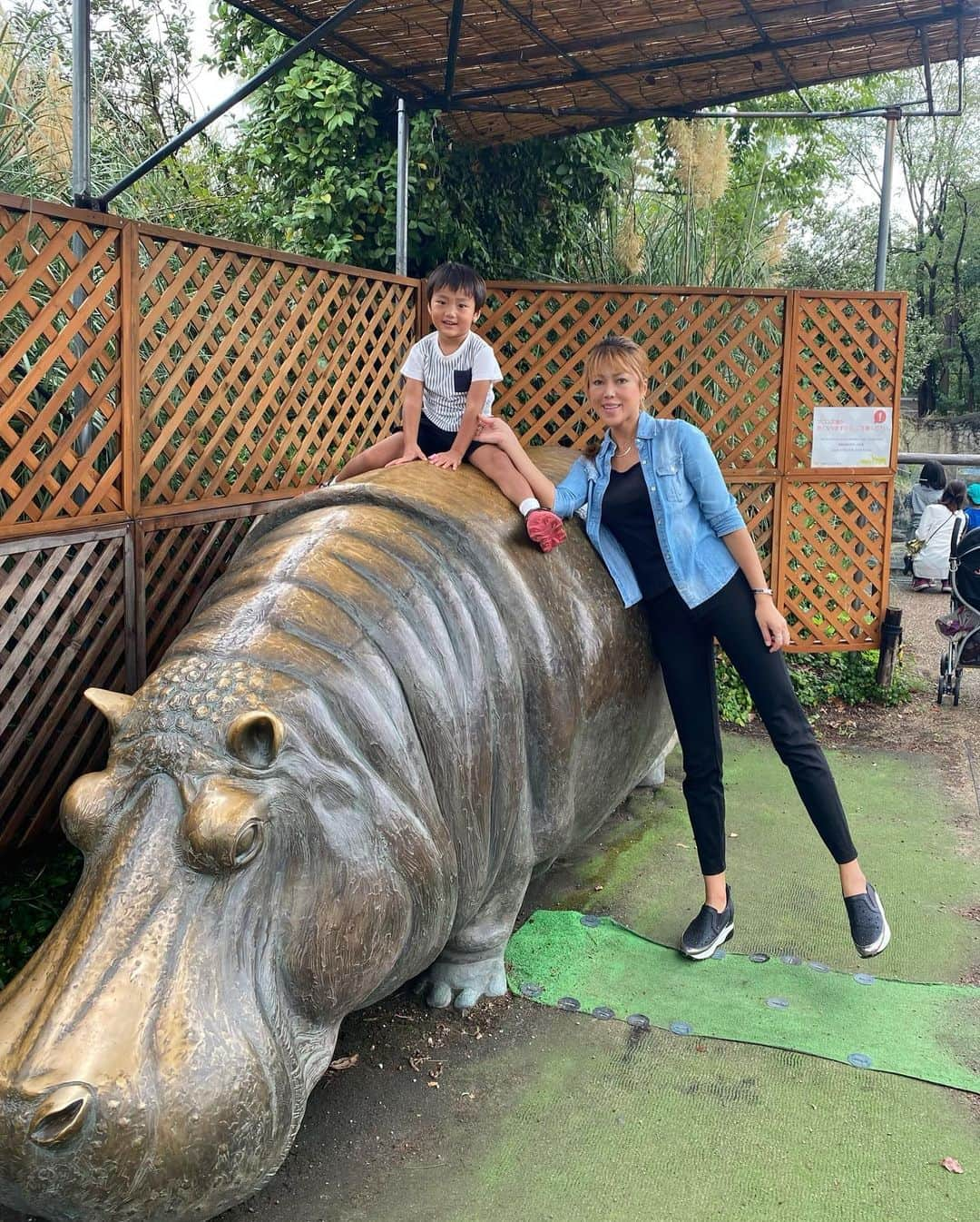 輝良まさとのインスタグラム：「・ 日曜日は朝から真那人と2人で久しぶりの天王寺動物園へ🦁 何度か小雨に降られながらも楽しめました❤️ その後はてんしばのイベントにも遊びに行き、まだ帰りたくないと言うのでまた天王寺動物園に再入園→最寄駅に帰ってきてから公園→家帰ってお風呂入って夕飯食べて18:45就寝というコースでした🤣笑  主人、BNIという世界最大級のリファーラル・ビジネス組織に所属しているのですが、そのチャプター（グループみたいなもん）で今期プレジデント（代表）を務めることとなり、昨日はその拝命式＆キックオフ会だったようです‼️ 式典ではスピーチなどもあったようで、朝6:30に起きて、髭を整えたり靴を磨いたり、ずーっとそわそわ動き回ってて緊張してるのがモロに伝わりウケました🤣🤣笑 今まで以上に忙しくなるみたいですが、プレジデントを務めるとビジネスにもかなりいい影響があるらしく、今後に期待します👍  #天王寺動物園#てんしば#楽しかったね#bni#頑張って#レインボーベビー#レインボーベビー真那人#令和元年ベビー#6月生まれ#6月11日#4歳3ヶ月#幼児#やんちゃ#活発#元気いっぱい#可愛い#愛おしい」