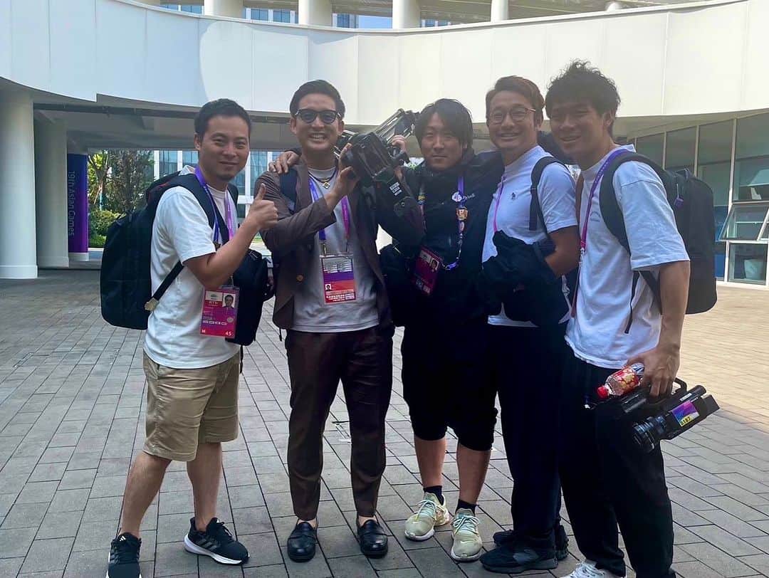 杉谷拳士さんのインスタグラム写真 - (杉谷拳士Instagram)「. 【アジア競技大会 8日目】 ◼︎ローラースケート 🛼加藤選手 10,000m  今回スピードを競う種目に伺いました。 一周200mのトラックの両サイドには傾斜があり、傾斜でいかに加速ができるか位置取りが重要になってきます。 長距離では位置取り以外にも、スパートをどこでかけるかの駆け引きが終盤繰り広げられており、見所の1つです！  加藤選手ナイスランでした😳  ◼︎サッカー U-22日本代表 準々決勝 サッカーは北朝鮮との一戦でした。  負けたら終わりのトーナメント。 前半日本は攻めるも、堅い守りに阻まれていました。 北朝鮮のカウンターから痛烈なシュートがありましたが、ゴールキーパーの藤田選手が片手で死守‼️‼️‼️ スーパーセーブでした🥅  待望の先制点ではゴールまでの流れが芸術的すぎて理解が追いつかなかったです😳 松村選手の冷静なPKも痺れました。 (ピッチ横で大熱狂) すごいかっこよかったです‼️‼️  2-1で勝ち切った日本はベスト4進出です🔥 次戦は10/4 決勝戦の切符をかけて香港と戦います😊👍 共に応援しましょう⚽️  出場された皆さん本当にお疲れ様でした🎵  いつも最高の仲間達とお仕事できて楽しいです😁 ありがとうございます^ - ^ #tbs #アジア競技大会 #ローラースケート #サッカー #soccer  #スーパーdデビュー」10月2日 8時33分 - kenshi.02