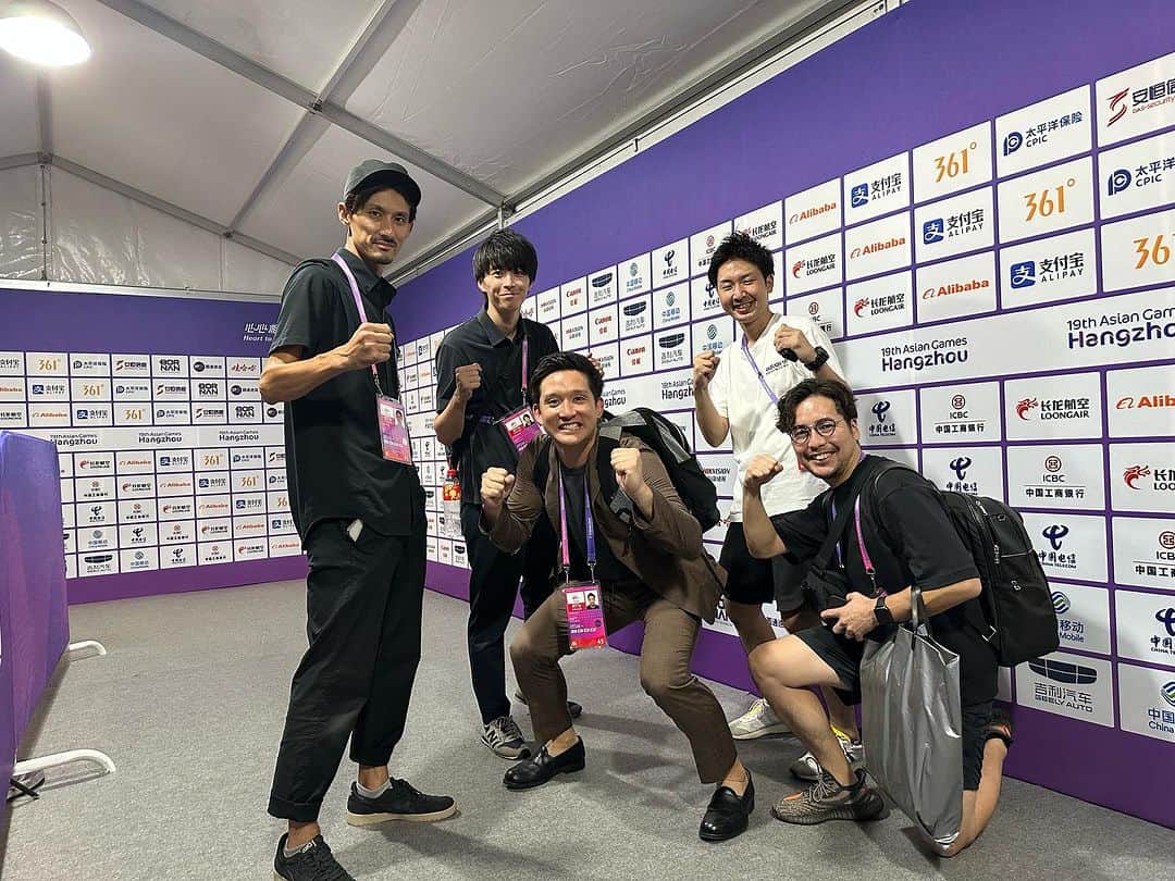 杉谷拳士さんのインスタグラム写真 - (杉谷拳士Instagram)「. 【アジア競技大会 8日目】 ◼︎ローラースケート 🛼加藤選手 10,000m  今回スピードを競う種目に伺いました。 一周200mのトラックの両サイドには傾斜があり、傾斜でいかに加速ができるか位置取りが重要になってきます。 長距離では位置取り以外にも、スパートをどこでかけるかの駆け引きが終盤繰り広げられており、見所の1つです！  加藤選手ナイスランでした😳  ◼︎サッカー U-22日本代表 準々決勝 サッカーは北朝鮮との一戦でした。  負けたら終わりのトーナメント。 前半日本は攻めるも、堅い守りに阻まれていました。 北朝鮮のカウンターから痛烈なシュートがありましたが、ゴールキーパーの藤田選手が片手で死守‼️‼️‼️ スーパーセーブでした🥅  待望の先制点ではゴールまでの流れが芸術的すぎて理解が追いつかなかったです😳 松村選手の冷静なPKも痺れました。 (ピッチ横で大熱狂) すごいかっこよかったです‼️‼️  2-1で勝ち切った日本はベスト4進出です🔥 次戦は10/4 決勝戦の切符をかけて香港と戦います😊👍 共に応援しましょう⚽️  出場された皆さん本当にお疲れ様でした🎵  いつも最高の仲間達とお仕事できて楽しいです😁 ありがとうございます^ - ^ #tbs #アジア競技大会 #ローラースケート #サッカー #soccer  #スーパーdデビュー」10月2日 8時33分 - kenshi.02