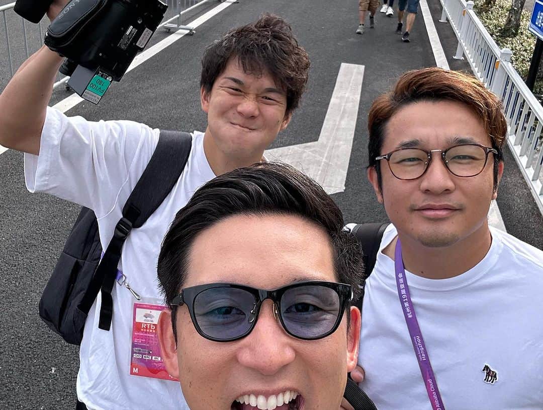 杉谷拳士さんのインスタグラム写真 - (杉谷拳士Instagram)「. 【アジア競技大会 8日目】 ◼︎ローラースケート 🛼加藤選手 10,000m  今回スピードを競う種目に伺いました。 一周200mのトラックの両サイドには傾斜があり、傾斜でいかに加速ができるか位置取りが重要になってきます。 長距離では位置取り以外にも、スパートをどこでかけるかの駆け引きが終盤繰り広げられており、見所の1つです！  加藤選手ナイスランでした😳  ◼︎サッカー U-22日本代表 準々決勝 サッカーは北朝鮮との一戦でした。  負けたら終わりのトーナメント。 前半日本は攻めるも、堅い守りに阻まれていました。 北朝鮮のカウンターから痛烈なシュートがありましたが、ゴールキーパーの藤田選手が片手で死守‼️‼️‼️ スーパーセーブでした🥅  待望の先制点ではゴールまでの流れが芸術的すぎて理解が追いつかなかったです😳 松村選手の冷静なPKも痺れました。 (ピッチ横で大熱狂) すごいかっこよかったです‼️‼️  2-1で勝ち切った日本はベスト4進出です🔥 次戦は10/4 決勝戦の切符をかけて香港と戦います😊👍 共に応援しましょう⚽️  出場された皆さん本当にお疲れ様でした🎵  いつも最高の仲間達とお仕事できて楽しいです😁 ありがとうございます^ - ^ #tbs #アジア競技大会 #ローラースケート #サッカー #soccer  #スーパーdデビュー」10月2日 8時33分 - kenshi.02
