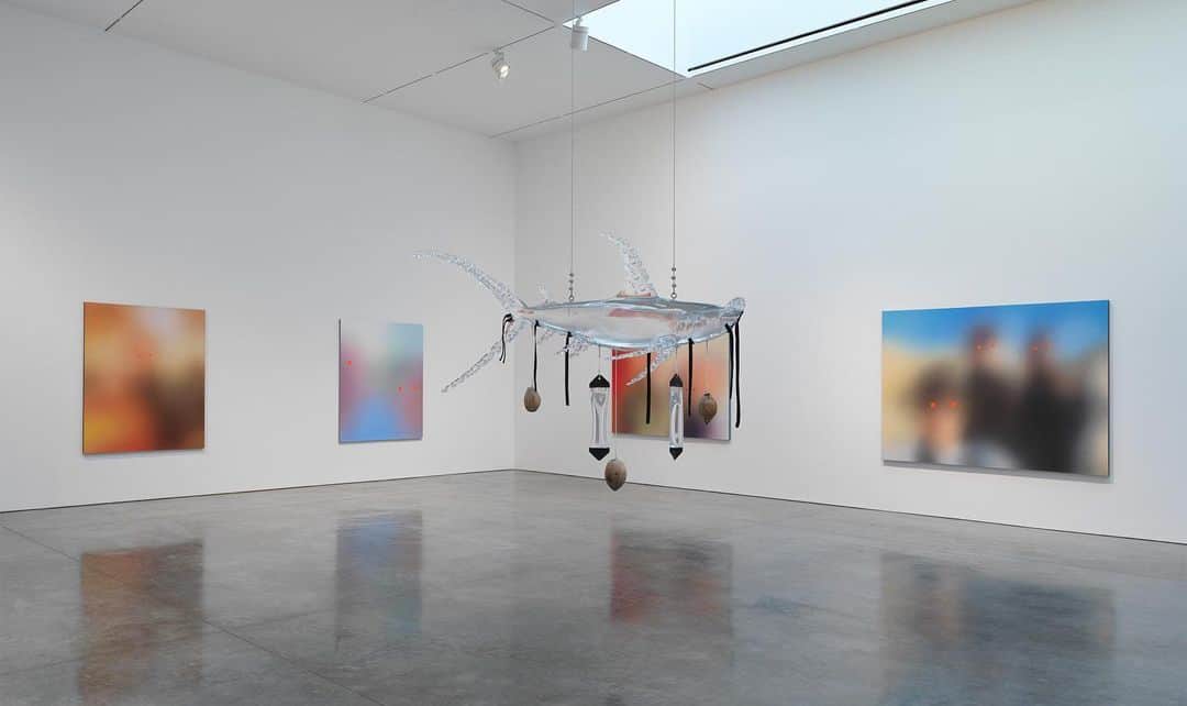 のインスタグラム：「"Susie's Mother Tongue," an exhibition of sculptures and paintings by Ashley Bickerton, is on view at Gagosian, West 21st Street, New York. This is the gallery’s first solo exhibition of Bickerton’s work, and the first since Gagosian announced its representation of the artist in 2022.  In the last few years of his life, Bickerton brought his practice full circle, synthesizing its heterogeneous modes into an all-encompassing visual language. His approach and aesthetic have been remarked upon by an intergenerational array of artists including Matthew Barney, Damien Hirst (@damienhirst), Jeff Koons (@jeffkoons), and Jordan Wolfson (@jordanmatthewwolfson), and this exhibition provides an opportunity to celebrate his legacy and continuing influence. To learn more, follow the link in our bio.  __________ #AshleyBickerton #Gagosian  Installation views, "Ashley Bickerton: Susie's Mother Tongue," Gagosian, West 21st Street, New York, September 8–October 14, 2023. Artwork © Ashley Bickerton. Photos: Rob McKeever」