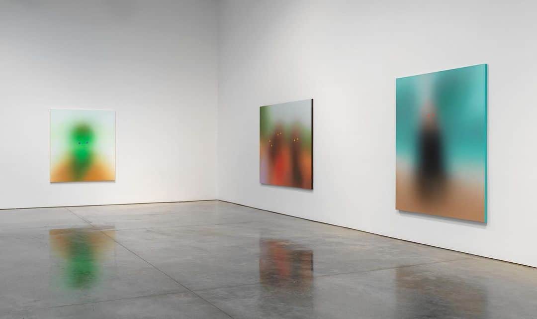 ガゴシアン・ギャラリーさんのインスタグラム写真 - (ガゴシアン・ギャラリーInstagram)「"Susie's Mother Tongue," an exhibition of sculptures and paintings by Ashley Bickerton, is on view at Gagosian, West 21st Street, New York. This is the gallery’s first solo exhibition of Bickerton’s work, and the first since Gagosian announced its representation of the artist in 2022.  In the last few years of his life, Bickerton brought his practice full circle, synthesizing its heterogeneous modes into an all-encompassing visual language. His approach and aesthetic have been remarked upon by an intergenerational array of artists including Matthew Barney, Damien Hirst (@damienhirst), Jeff Koons (@jeffkoons), and Jordan Wolfson (@jordanmatthewwolfson), and this exhibition provides an opportunity to celebrate his legacy and continuing influence. To learn more, follow the link in our bio.  __________ #AshleyBickerton #Gagosian  Installation views, "Ashley Bickerton: Susie's Mother Tongue," Gagosian, West 21st Street, New York, September 8–October 14, 2023. Artwork © Ashley Bickerton. Photos: Rob McKeever」10月2日 8時35分 - gagosian
