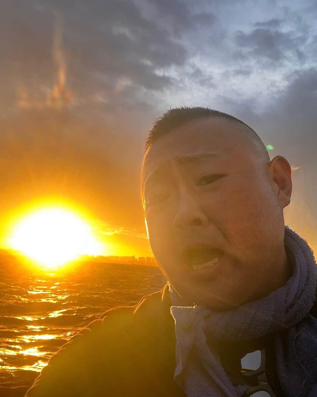 脇知弘さんのインスタグラム写真 - (脇知弘Instagram)「夕日と海🌇🌊  その８分後にはこんなに綺麗な夕日に👍  そしてタイミングよく飛行機がフレームイン✈️  完璧な写真が撮れました😻  #脇知弘#夕日#綺麗#海#飛行機#フレームイン#タイミング#完璧」10月2日 8時35分 - t_waki_at