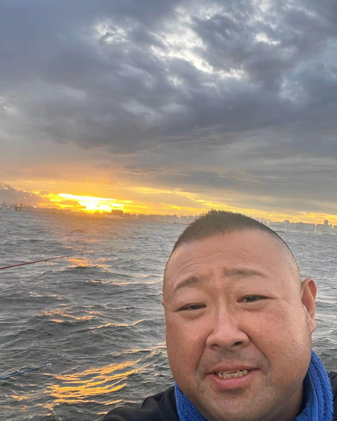 脇知弘のインスタグラム：「夕日と海🌇🌊  その８分後にはこんなに綺麗な夕日に👍  そしてタイミングよく飛行機がフレームイン✈️  完璧な写真が撮れました😻  #脇知弘#夕日#綺麗#海#飛行機#フレームイン#タイミング#完璧」