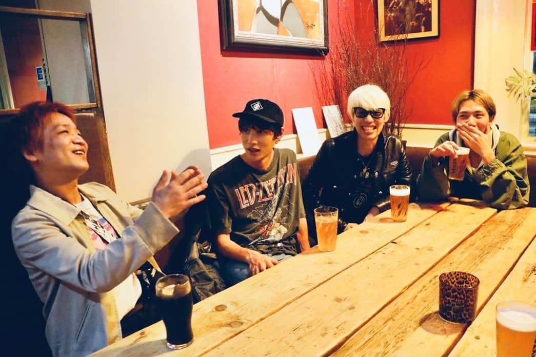 牧達弥のインスタグラム：「実は人生初めてのロンドンにレコーディングで来ました。 パブで地元民と仲良くなったり飛び入りでOasis歌ったり。毎日が夢のようです。 街は美しくみんなハッピーに今日を生きようとする人ばかり。 この街に憧れ生きてきて良かったー！ むちゃくちゃかっこいいもん作るよ PS マネージャーの宗がたくさん写真を撮ってくれるのでバニラズin ロンドンお楽しみに🍺ビール飲みまくり🍺」