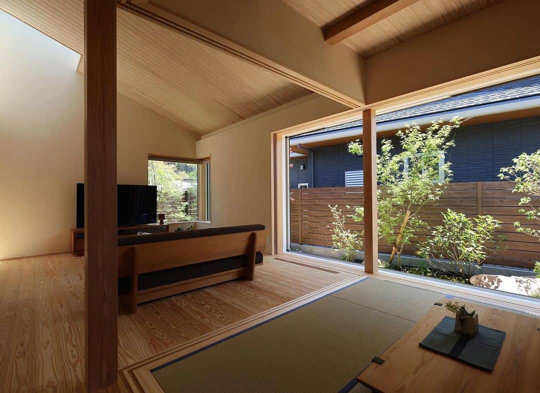 安成工務店さんのインスタグラム写真 - (安成工務店Instagram)「焼杉の外壁が美しい平屋。焼杉は味わい深い佇まいになるだけでなく、耐久性が高いことも大きな魅力です。  more photos…@yasunari_komuten  ...............  💡暮らしの中の“ちょっといいな”を集めました @yasunari_life  💡安成工務店がご提案する家具ショップ @ecoshop_com  ...............  #勾配天井リビング #勾配天井ダイニング #大人数にも対応する間取り #吹き抜けのある家 #安成工務店 #yasunari #工務店 #注文住宅 #住宅 #木の家 #木造 #一戸建て #新築 #マイホーム #省エネ住宅 #エネルギー自給 #自然素材 #OMソーラー #家 #無垢材 #山口県 #福岡県 #季節を楽しむ #津江杉 #珪藻土 #輪掛乾燥材 #家造り #和モダン #カッコイイ家 #家づくり記録」10月2日 8時36分 - yasunari_komuten