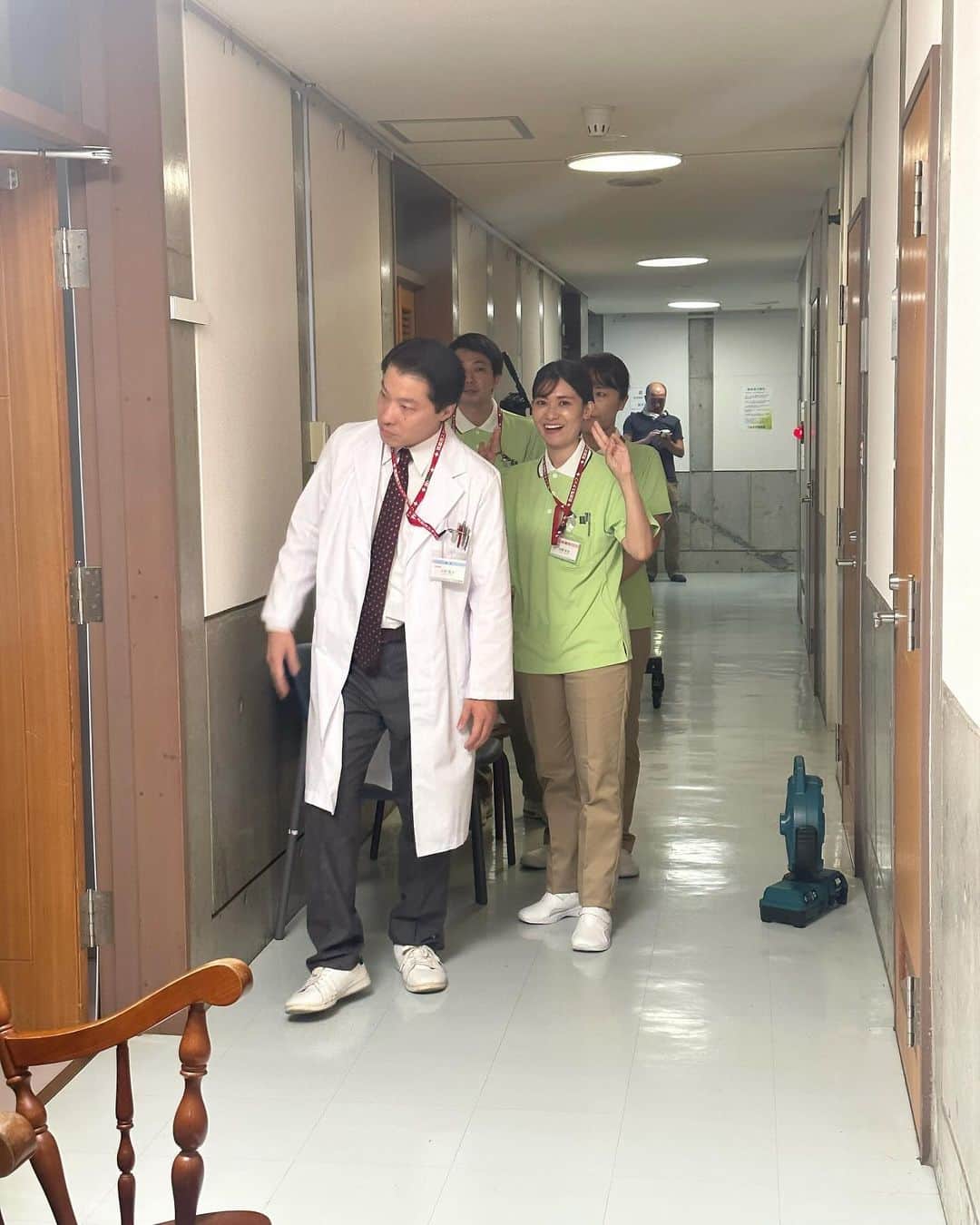 吉田奈央のインスタグラム：「【何曜日に生まれたの】  昨日みてくださった方本当にありがとうございました✨🥹  一瞬でしたが気づいてくださった方めちゃ嬉しい！！  ちなみに看護師の花園咲良さんという役でした✨ 私には勿体ないかわいい名前までいただけて嬉しかった🥹ただ心療内科という絶対私がやったら危険なやつと自分で思いました！笑  そして憧れのドラマの現場✨ こんなふうになってるんだ！と興味津々と 共にこんな大変で1人1人の熱意が伝わりました。  今回こんな貴重な経験をさせてくださったABCテレビさん、スタッフの方々には本当感謝です✨  よりリールで演技力もあげたいと思いました🤣🤣  本当にみてくださってありがとうございました✨ 引き続き最終回まで是非みてくださったら嬉しいです🩶  見逃した方はTVerでも観られるので是非 またみつけてください😝  ちなみにわたしは月曜に生まれました！  #PR#何曜日に生まれたの#ナンウマ」