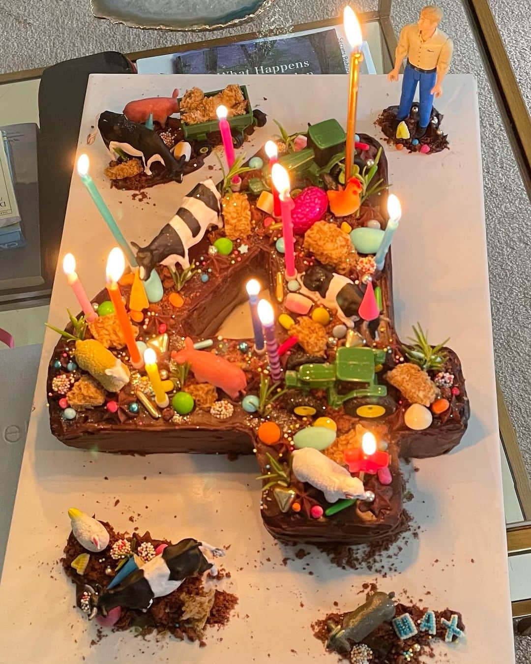 ナタリー・インブルーリアのインスタグラム：「A massive thank you @frances_quinn  for making this incredible personalised cake, last minute, while planning your own wedding !!! … You are AMAZING! Thank you so much it was utterly delicious 💜🎂🎊🚜🐄🐖👩‍🌾🐐」