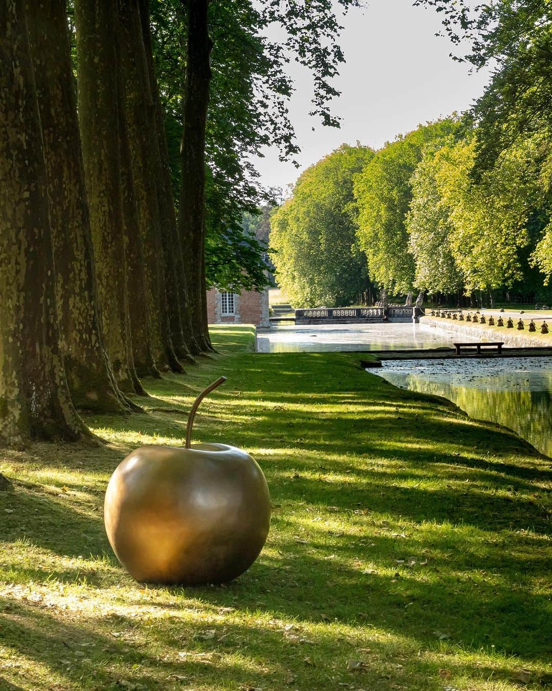 サザビーズさんのインスタグラム写真 - (サザビーズInstagram)「Claude and François-Xavier Lalanne lived and worked together for over five decades in Ury, a village near Fontainebleau in France. The enchanting gardens that surrounded their atelier provided constant inspiration and ultimately became an extension of their art.  Claude’s pommes, or apples, are one of the most recognizable Lalanne motifs. Throughout her career Claude depicted the symbolic fruit in a variety of iterations—and the one pictured here seems to have been picked right from their orchard.  This week on @sothebysdesign we’re spotlighting pieces by Les Lalanne from the #SothebysParis autumn season. Just rediscovered at their home, the ‘Pomme de Londres’ is one of the last remaining pieces from Les Lalanne’s private collection and will be offered in ‘Trésor Retrouvé’ at #SothebysParis on 4 October. Discover the full catalogue at the link in bio.  #SothebysDesign #Lalanne」10月2日 3時09分 - sothebys