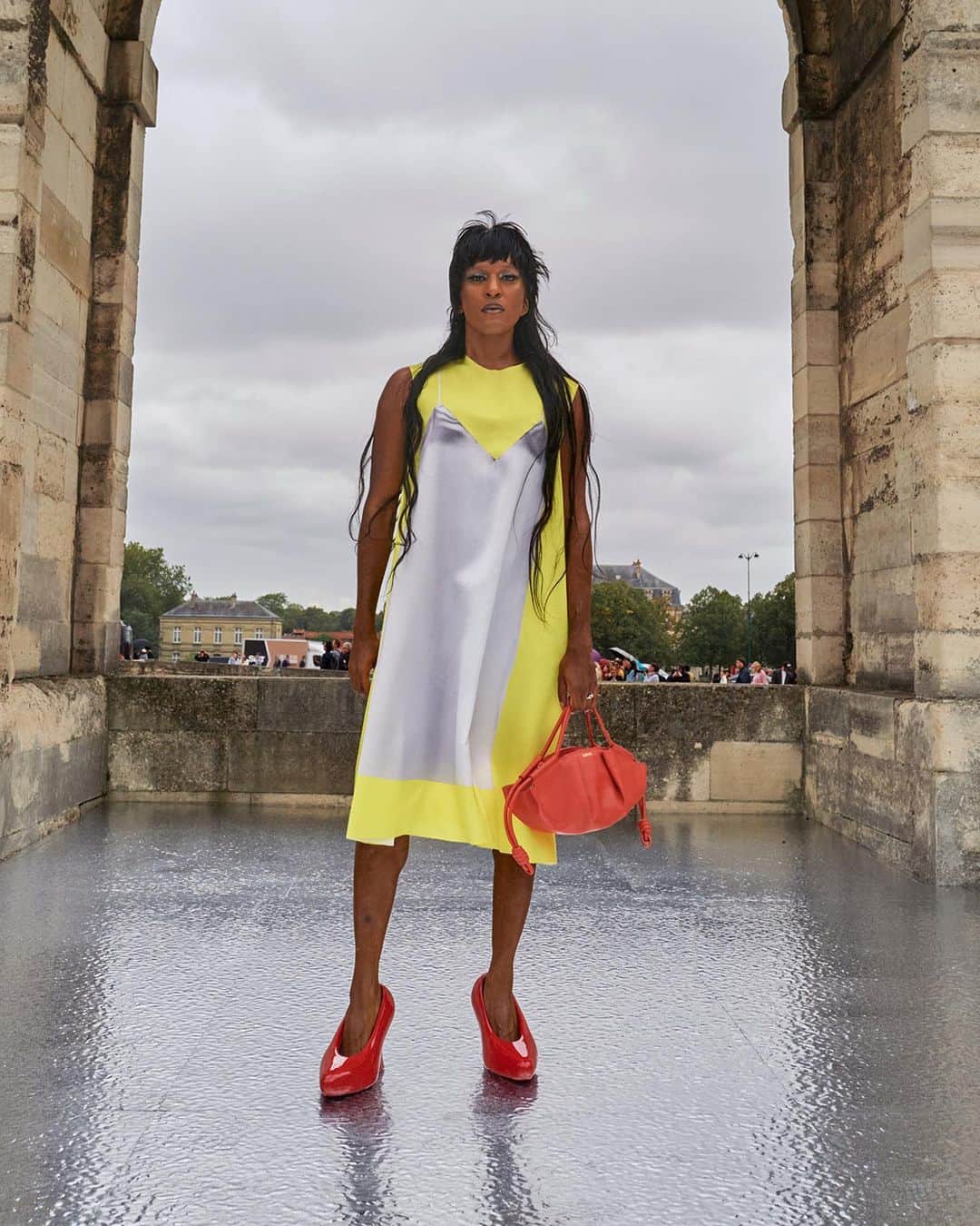 Loeweさんのインスタグラム写真 - (LoeweInstagram)「Guests arrive for the LOEWE Spring Summer 2024 women’s runway show held at Château de Vincennes in Paris.   #LOEWE #LOEWESS24」10月2日 3時20分 - loewe
