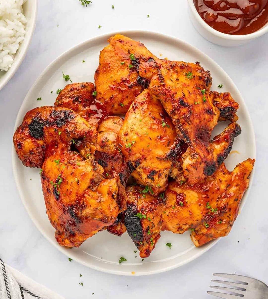Easy Recipesのインスタグラム：「This simple-to-make barbecue chicken thighs recipe is an absolute game-changer for every family, especially on those crazy busy nights when you just need something easy and delicious on the table.  Full recipe link in my bio @cookinwithmima  https://www.cookinwithmima.com/baked-bbq-chicken-thighs/」