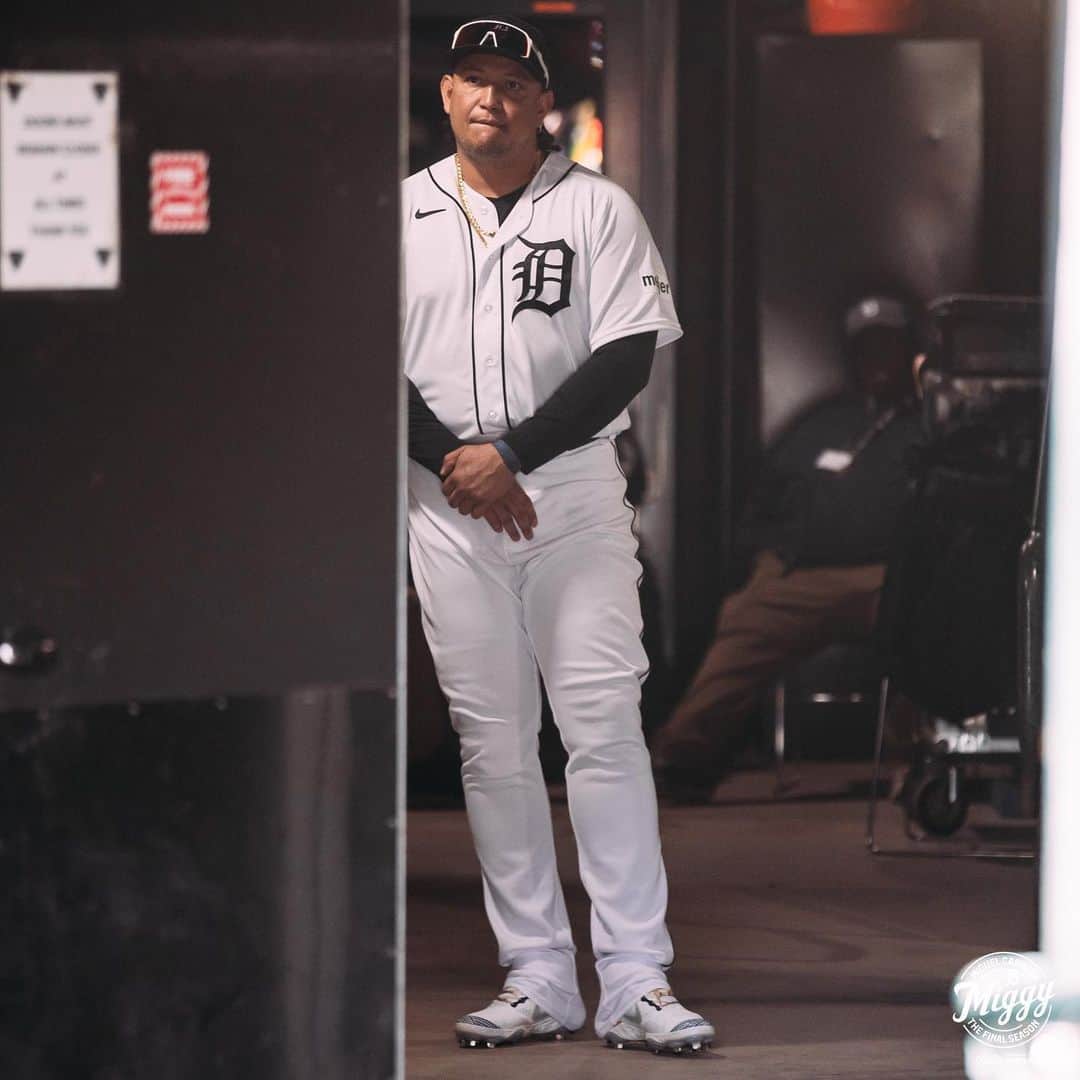 ミゲル・カブレラのインスタグラム：「When you walked through these doors, everything changed.  This city is behind you. Your country is behind you. And we’ll walk together again. #GraciasMiggy」
