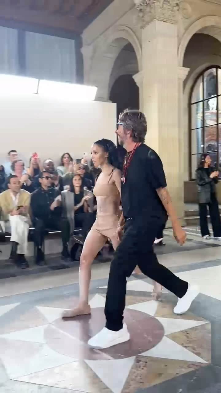 Nylon Magazineのインスタグラム：「FKA Twigs closed Valentino’s show this morning with designer Pierpaolo Piccioli at Paris’ Les Beaux-Arts.   🎥 @tiffanyreid for NYLON」