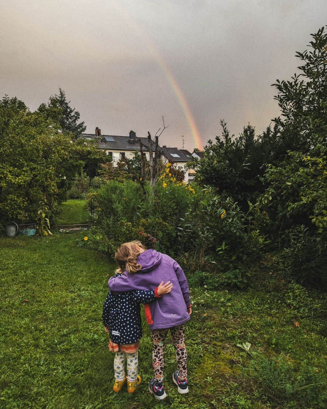 pinimariniさんのインスタグラム写真 - (pinimariniInstagram)「Tschüss September! Du warst ganz schön voller Arbeit, viel Familie, viele "das letzte Mal Eis essen", viel Sonne und 🌈. Hallo Oktober, ich freue mich auf Sweater Weather 🙌 . . . #cameraroll #september #autumn #herbst #herbstliebe #behindthescenes #foodphotography #lebenmitkindern」10月2日 3時46分 - _marinajerkovic_