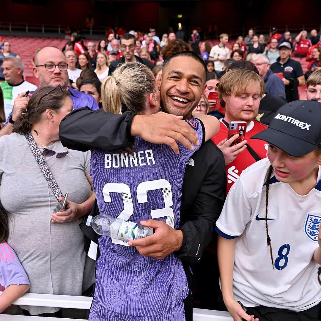 ジェンマ・ボナーさんのインスタグラム写真 - (ジェンマ・ボナーInstagram)「Opening day win 🔥🔥 Unbelievable away support 💜 Happy Sunday Reds ❤️」10月2日 3時49分 - gembon23