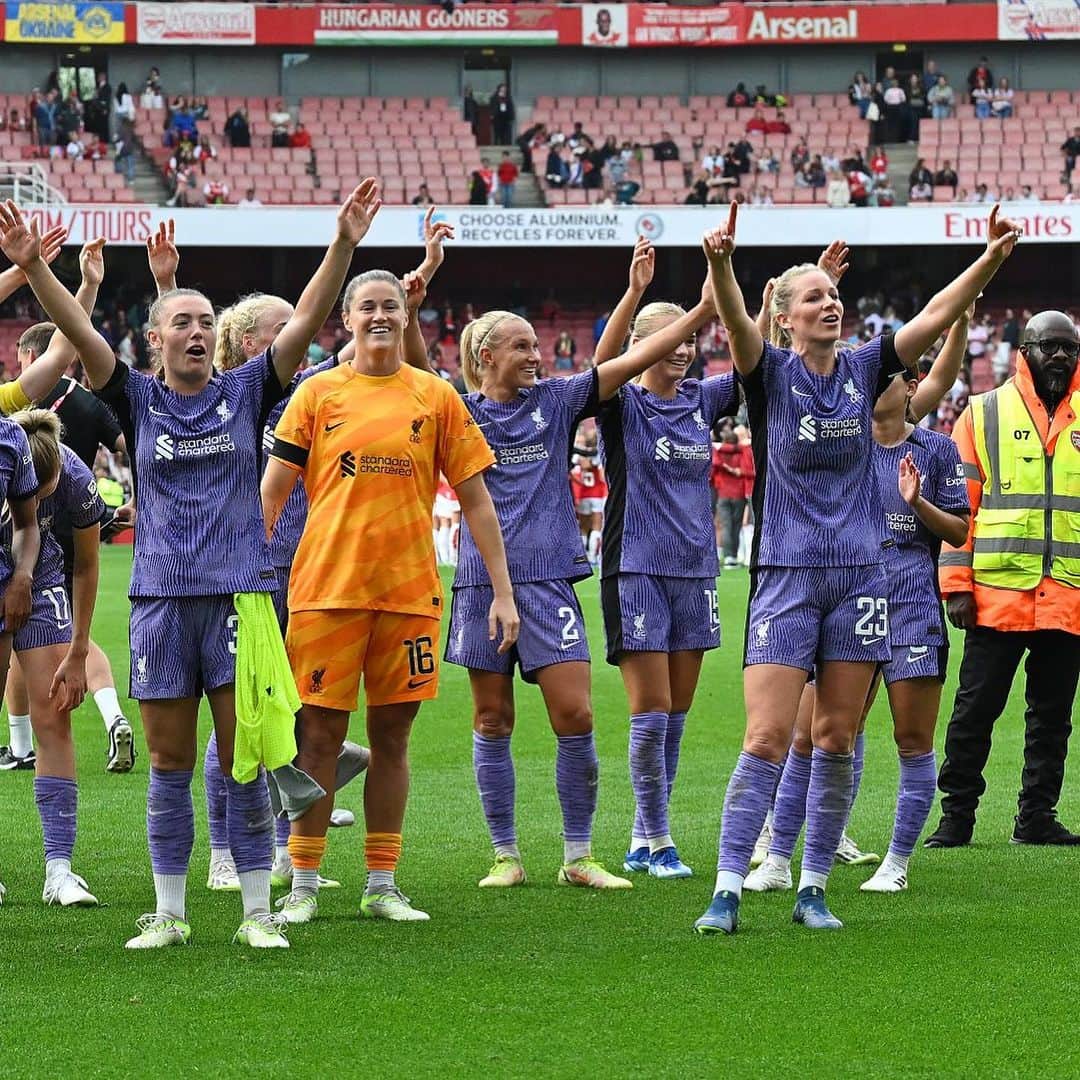 ジェンマ・ボナーのインスタグラム：「Opening day win 🔥🔥 Unbelievable away support 💜 Happy Sunday Reds ❤️」