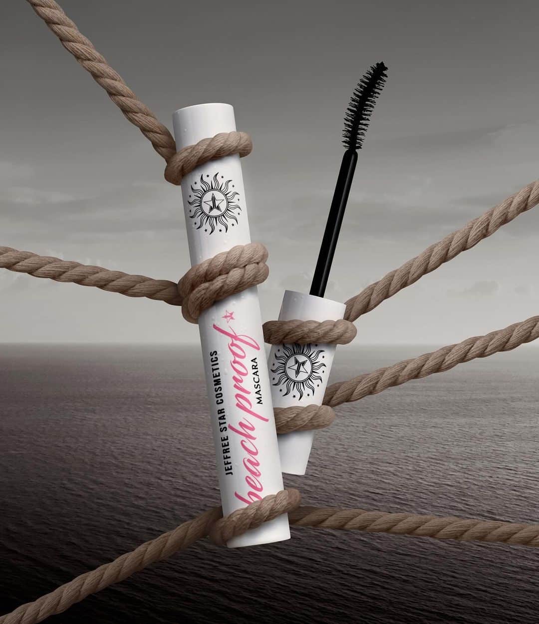 のインスタグラム：「SAY HIIII to our new #mascara formula… BeachProof!!! ☀️⛱️ This curling, lifting, lengthening & separating formula is vegan, water-resistant, and flake-free!   Our new curved brush holds the formula in just the right place to coat each lash; helping to create volume & hold curl! 🖤 #jeffreestarcosmetics #gothicbeach #makeup」