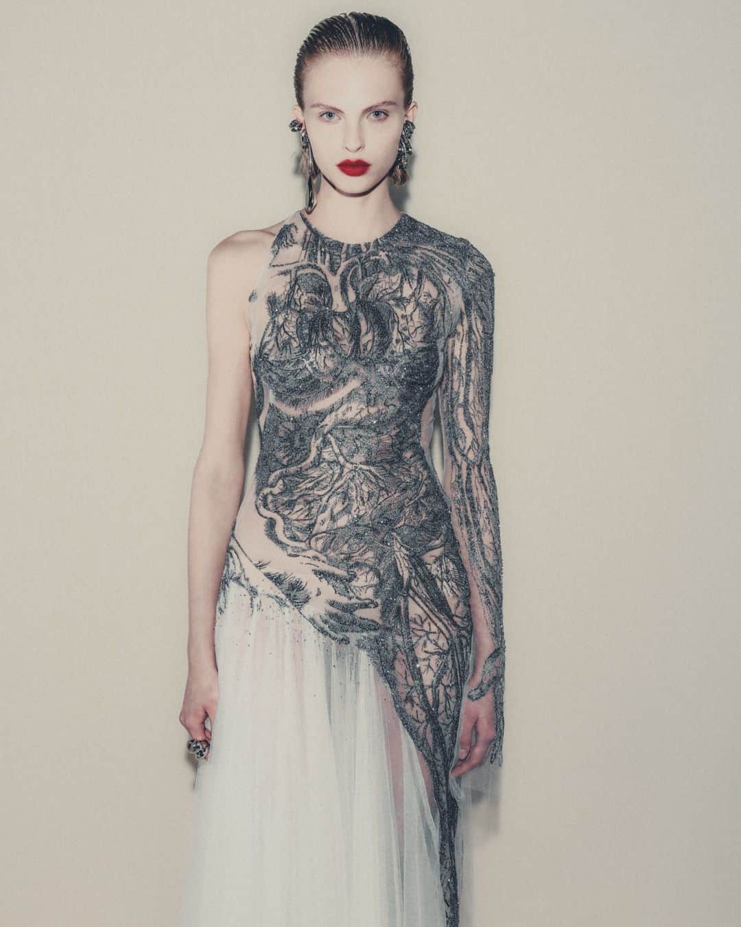 アレキサンダー・マックイーンのインスタグラム：「Sarah Burton's #McQueenAnatomy II collection is inspired by female anatomy, Queen Elizabeth I, the concept of the blood rose, and the work of Magdalena Abakanowicz.⁣ ⁣ See the full #McQueenSS24 show film via the link in bio.⁣ ⁣ Collection details photographed by @ChloeLeDrezen」