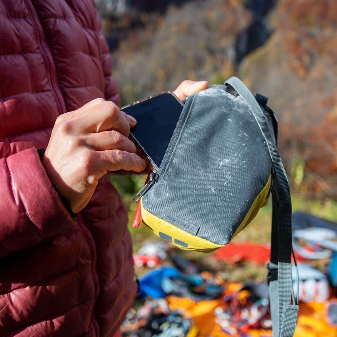 ドイターのインスタグラム：「Smartphone 🤝 Chalkbag pocket.   - Please tag #deuter to be featured. ❤️ - #climbing #deuterforever #deuter #mountaineering #chalkbag #gravityseries」