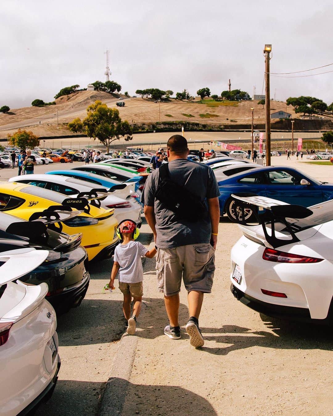Porscheのインスタグラム：「Without our community, we wouldn't be what we are. This weekend fans from all over the world gathered at the legendary Laguna Seca racetrack for Rennsport Reunion, a weekend fuelled by a shared passion from those who make our community so powerful. This was a weekend for the books. __ 718 Cayman GT4 RS: Fuel consumption combined in l/100 km: 13,2 (WLTP); CO2 emissions combined in g/km: 299 (WLTP) I https://porsche.click/DAT-Leitfaden I Status: 10/2023」
