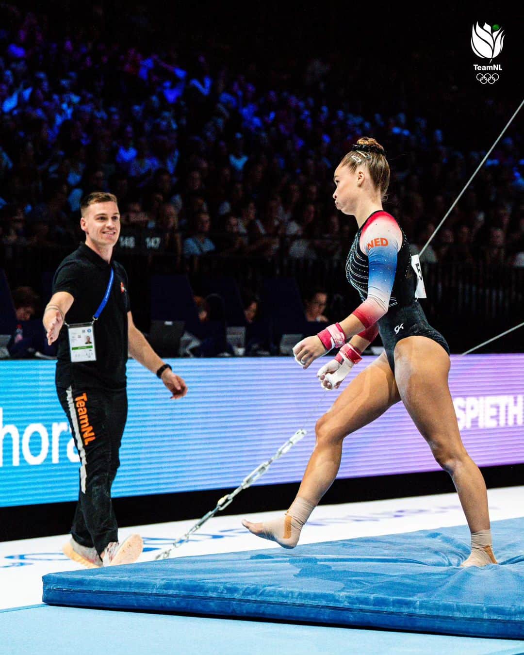 エイトォーラ・トールズドッティルさんのインスタグラム写真 - (エイトォーラ・トールズドッティルInstagram)「Lots of emotions at Worlds qualifications today! It started with goosebumps during our entrance and it all ended with smiles. We fought through it all and the crowd was with us along the way. I want to thank everyone who came to cheer for us. I really felt the support🫶🏻✨️ Now we wait and hope for some finals🤞🏼 #teamnl #worldchampionships」10月2日 4時03分 - eythora