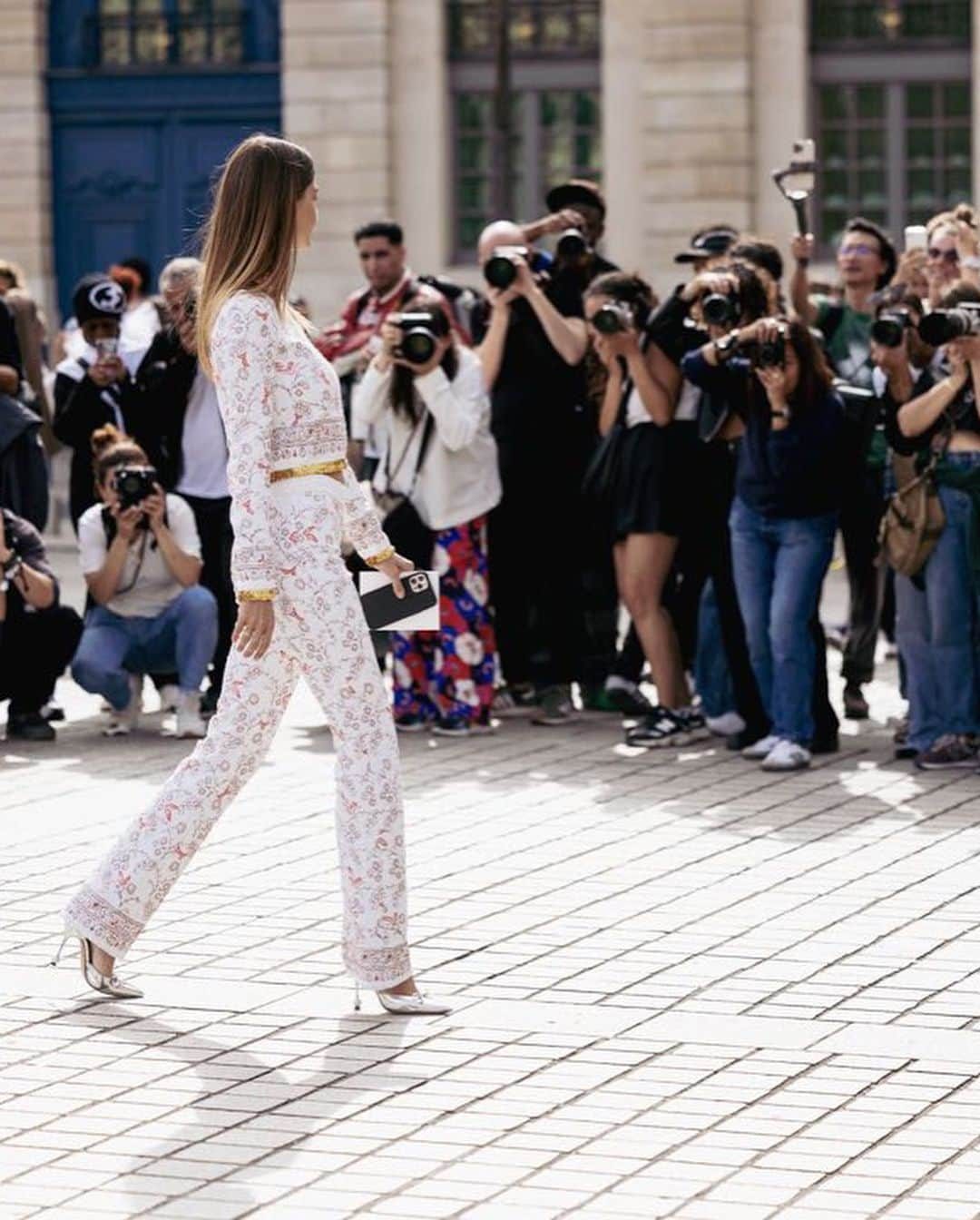 OPHELIEさんのインスタグラム写真 - (OPHELIEInstagram)「Congratulations @giambattistavalli on such an incredible @giambattistavalliparis show, and to be assigned by @wintourworld l’insigne de chevalier de l’ordre des arts et des lettres for all you brought to the art of fashion❤️ Dress in @giambattistavalliparis  Glam by @hinaa.suleman」10月2日 4時11分 - ophelieguillermand