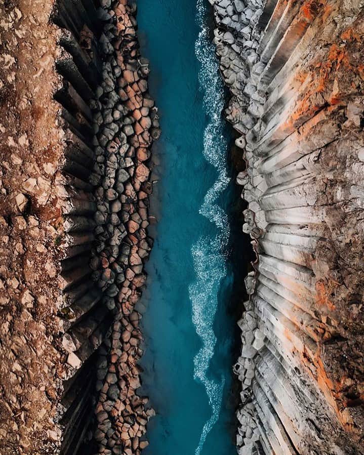 クリス・バーカードのインスタグラム：「It’s been so special to see the community in Iceland come together at KOFI Gallerí for the events over the last few months and I’m so excited for the next event this Thursday, October 5th @7pm   It’s SPRAKKAR- an old Icelandic word meaning extraordinary women - featuring @unnurmagnaphotography @asasteinars @eydismariaolafs @rakel.run and @ranbjargar With a special selection of their work that will stay up for the month of October.  Can’t wait to see everyone there for some special artwork, music, refreshments, & a fun night !  Image by @ranbjargar」
