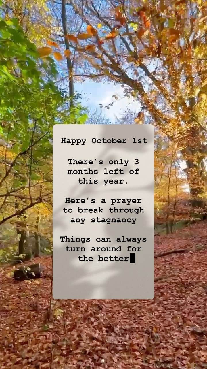 マッケイラ・マロニーのインスタグラム：「Happy October 1st!!!! This year I’ve prayed for my family, friends, strangers, and the world — but I just realized I have never prayed for you guys before?!✨🍂 I’m so sorry!! (If it’s not for you I understand) I just know how powerful prayer has been in my own life and would like for others to experience the same. Wishing you a blessed October, full of your favorite things. Your friend McKayla」