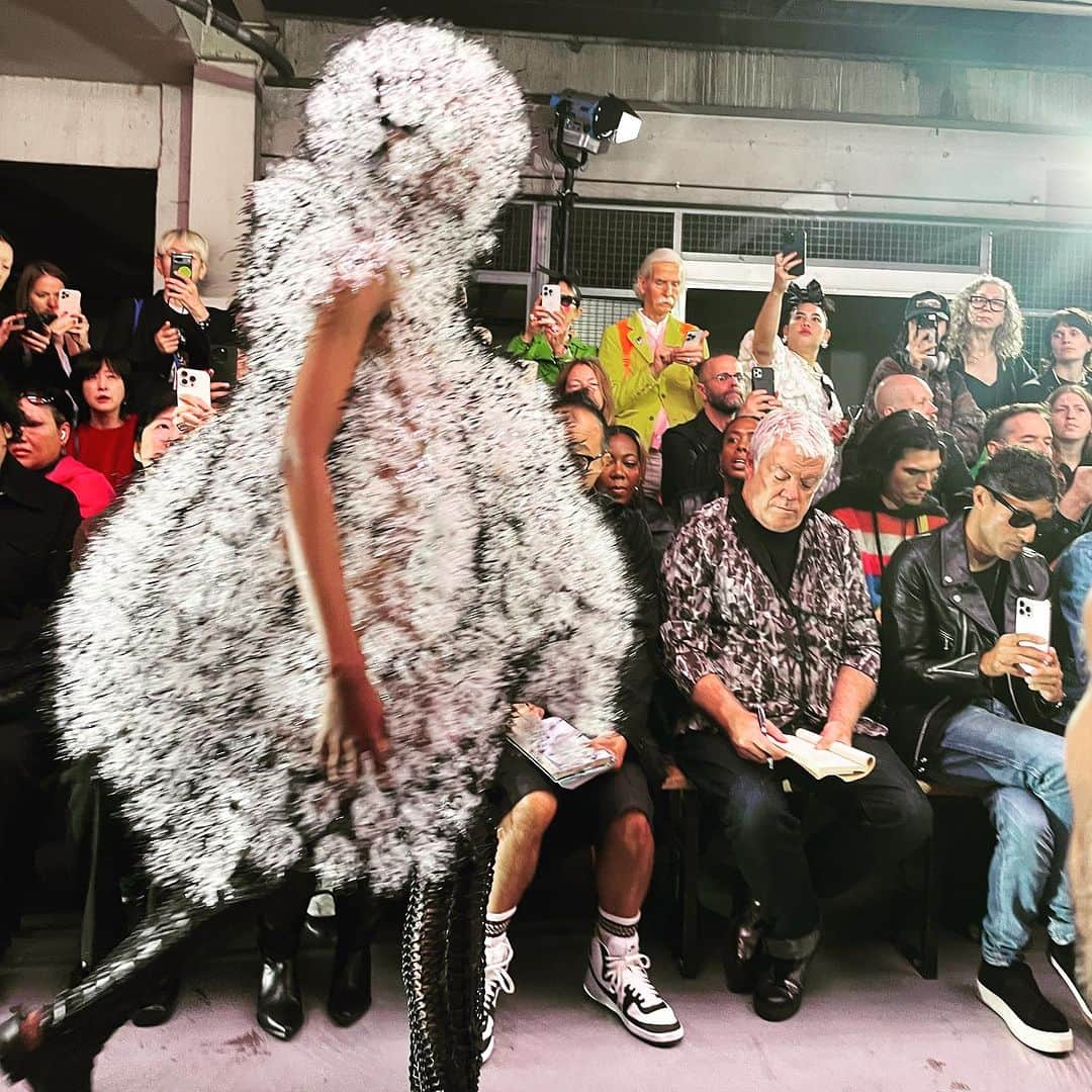 大森美希さんのインスタグラム写真 - (大森美希Instagram)「noir kei ninomiya Spring 2024 Ready-to Wear  ノワール ケイ ニノミヤ 2024年春夏コレクション パリランウェイショー  樹脂のようなものを溶かして形成したような抽象的な形のドレスやサスペンダーのクリップを多用したドレス、フリルを使ったドレスなど、アイデアがいっぱい詰まって、ブランドの独特の世界観を表現。  @noirkeininomiya  @parisfashionweek  @commedesgarconsparis   #pfw #noirkeininomiya #commedesgarcons #paris #parisfashionweek #fashion   #パリコレ #ノワールケイニノミヤ #ノワールケイニノミヤコムデギャルソン #コムデギャルソン #パリ #ファッション」10月2日 4時25分 - mikiomori_