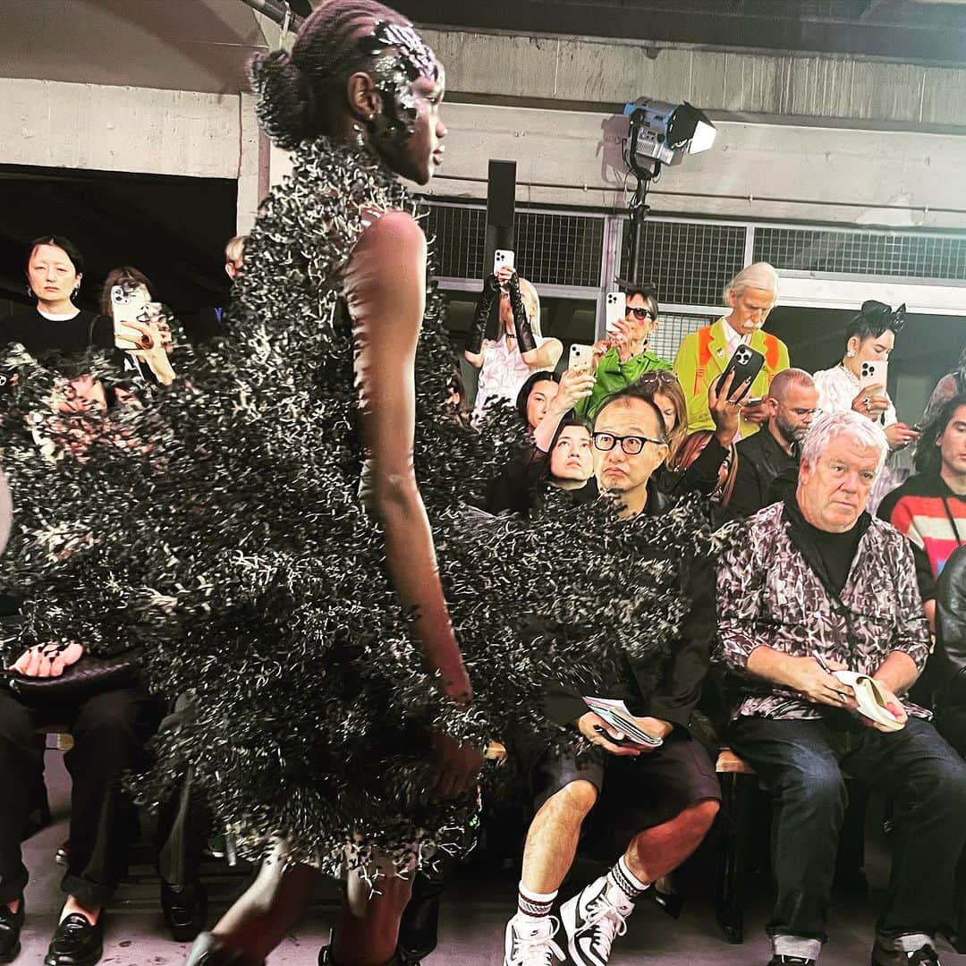 大森美希さんのインスタグラム写真 - (大森美希Instagram)「noir kei ninomiya Spring 2024 Ready-to Wear  ノワール ケイ ニノミヤ 2024年春夏コレクション パリランウェイショー  樹脂のようなものを溶かして形成したような抽象的な形のドレスやサスペンダーのクリップを多用したドレス、フリルを使ったドレスなど、アイデアがいっぱい詰まって、ブランドの独特の世界観を表現。  @noirkeininomiya  @parisfashionweek  @commedesgarconsparis   #pfw #noirkeininomiya #commedesgarcons #paris #parisfashionweek #fashion   #パリコレ #ノワールケイニノミヤ #ノワールケイニノミヤコムデギャルソン #コムデギャルソン #パリ #ファッション」10月2日 4時25分 - mikiomori_