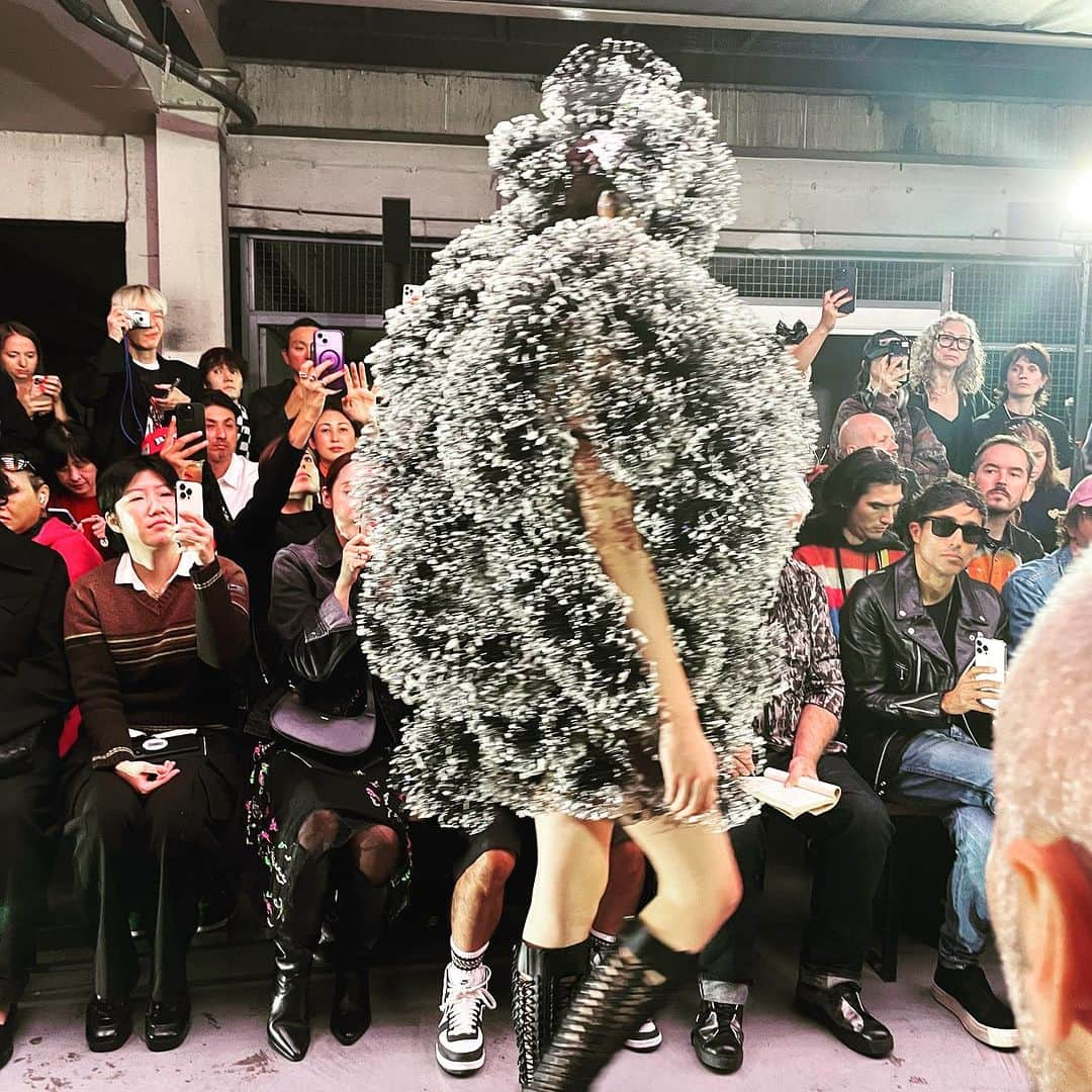 大森美希さんのインスタグラム写真 - (大森美希Instagram)「noir kei ninomiya Spring 2024 Ready-to Wear  ノワール ケイ ニノミヤ 2024年春夏コレクション パリランウェイショー  樹脂のようなものを溶かして形成したような抽象的な形のドレスやサスペンダーのクリップを多用したドレス、フリルを使ったドレスなど、アイデアがいっぱい詰まって、ブランドの独特の世界観を表現。  @noirkeininomiya  @parisfashionweek  @commedesgarconsparis   #pfw #noirkeininomiya #commedesgarcons #paris #parisfashionweek #fashion   #パリコレ #ノワールケイニノミヤ #ノワールケイニノミヤコムデギャルソン #コムデギャルソン #パリ #ファッション」10月2日 4時25分 - mikiomori_