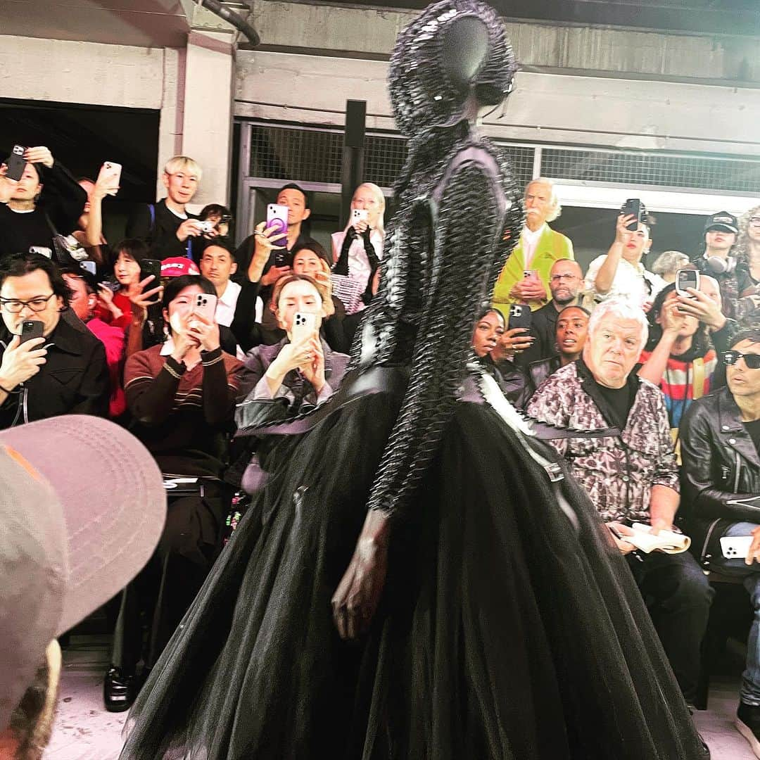 大森美希さんのインスタグラム写真 - (大森美希Instagram)「noir kei ninomiya Spring 2024 Ready-to Wear  ノワール ケイ ニノミヤ 2024年春夏コレクション パリランウェイショー  樹脂のようなものを溶かして形成したような抽象的な形のドレスやサスペンダーのクリップを多用したドレス、フリルを使ったドレスなど、アイデアがいっぱい詰まって、ブランドの独特の世界観を表現。  @noirkeininomiya  @parisfashionweek  @commedesgarconsparis   #pfw #noirkeininomiya #commedesgarcons #paris #parisfashionweek #fashion   #パリコレ #ノワールケイニノミヤ #ノワールケイニノミヤコムデギャルソン #コムデギャルソン #パリ #ファッション」10月2日 4時25分 - mikiomori_