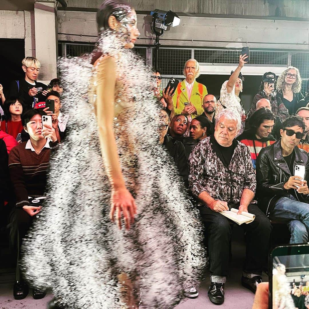 大森美希さんのインスタグラム写真 - (大森美希Instagram)「noir kei ninomiya Spring 2024 Ready-to Wear  ノワール ケイ ニノミヤ 2024年春夏コレクション パリランウェイショー  樹脂のようなものを溶かして形成したような抽象的な形のドレスやサスペンダーのクリップを多用したドレス、フリルを使ったドレスなど、アイデアがいっぱい詰まって、ブランドの独特の世界観を表現。  @noirkeininomiya  @parisfashionweek  @commedesgarconsparis   #pfw #noirkeininomiya #commedesgarcons #paris #parisfashionweek #fashion   #パリコレ #ノワールケイニノミヤ #ノワールケイニノミヤコムデギャルソン #コムデギャルソン #パリ #ファッション」10月2日 4時25分 - mikiomori_