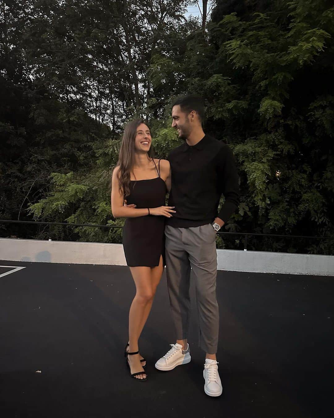 ミケル・メリノのインスタグラム：「Felicidades mi amor! 🖤 Por muchos más a tu lado.」