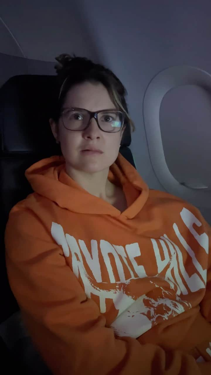 Amanda Cernyのインスタグラム：「I think I landed in LA? 🛬🗣️🔊🤷🏻‍♀️」