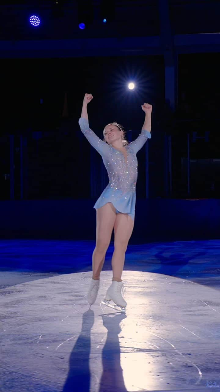 マライア・ベルのインスタグラム：「“The Power of Love” @MariahSk8rBell skates to @CelineDion  📍 From the 51st annual @AnEveningwithChampions, a nonprofit charity show fighting pediatric cancer, hosted by the students of Harvard University since 1970.  📺 Watch the full performance and more on OIP’s YouTube channel (link in bio).  🎥 Filmed September, 2023 by Jordan of @oniceperspectives  #mariahbell #celinedion #aneveningwithchampions #iceskating #figureskating」