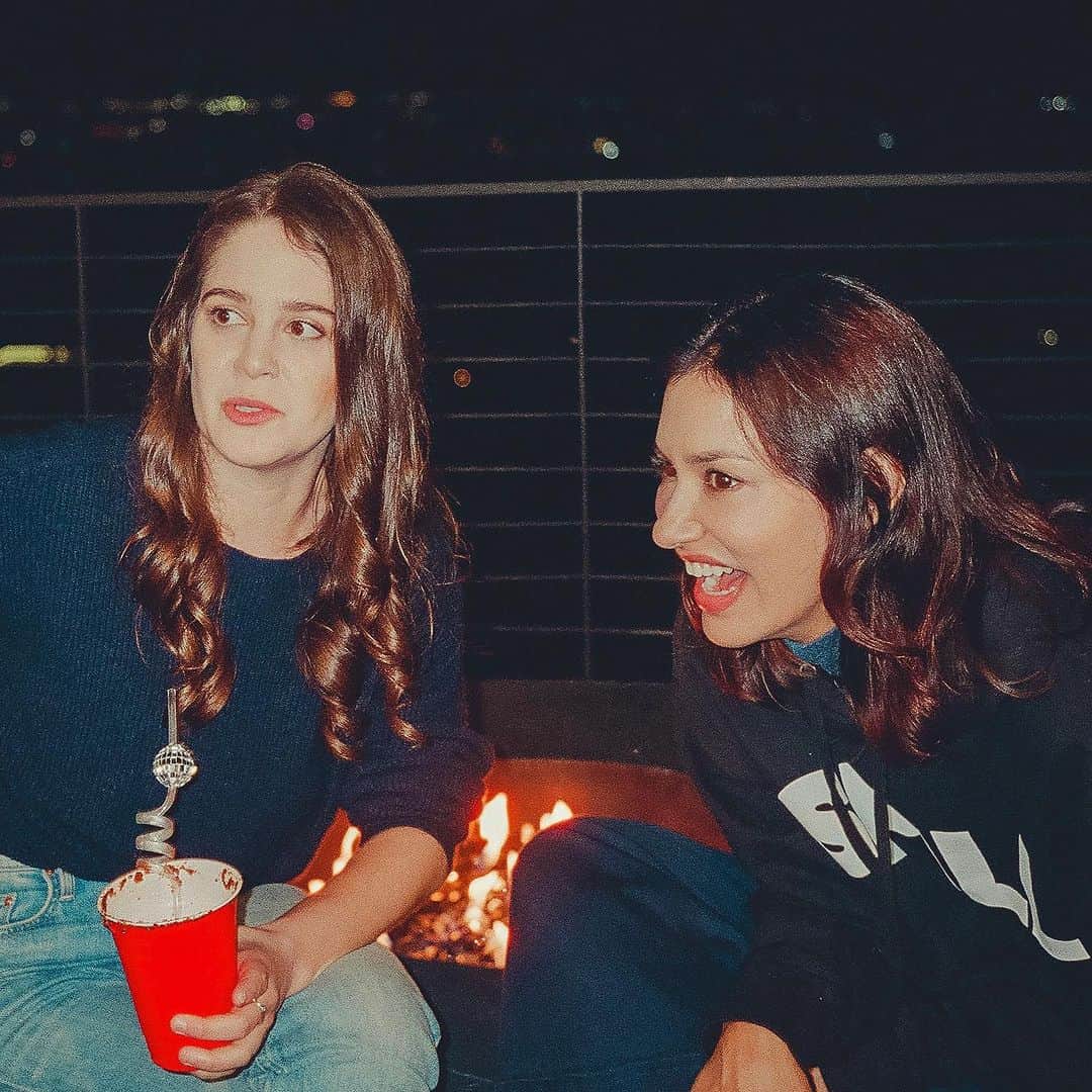 ジャニナ・ガヴァンカーのインスタグラム：「I remember when game nights w @questlove were like 4 of us… but now that @therongcathy is in charge, it’s A WHOLE THING.   Saw friends, made friends can’t wait for another.   📸 @christian_germoso」