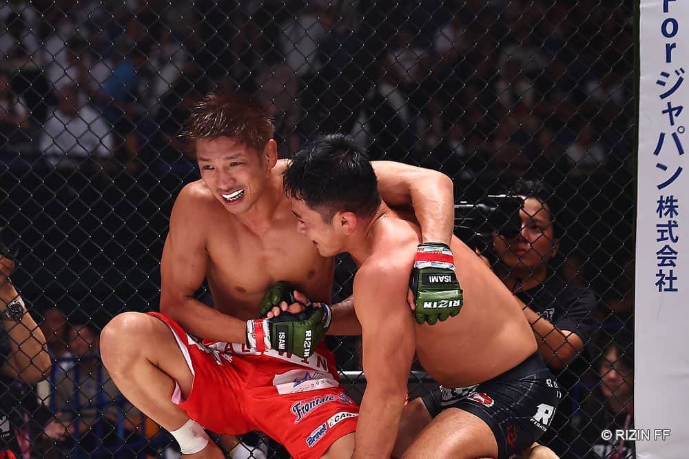 のインスタグラム：「本日はRIZIN LANDMARK 6 in NAGOYAを会場で、配信でLIVE観戦頂きましてありがとうございました。 カード編成で最後までジタバタした大会でしたが、会場へ駆け付けてくれたファンの皆さんの熱い声援のお陰もあり、無事大会を終える事が出来ました。 年内は残すところ11/4（土）のアゼルバイジャン大会と大晦日のたまアリの2大会です。 とにかくこの2大会は、皆さんをもっとワクワク、ドキドキさせられる様に私自身全力で頑張ります！ ご期待ください。  Thank you for watching RIZIN LANDMARK 6 in NAGOYA live at the venue and via streaming today. This event was a hectic event with no cards decided, but thanks to the support of all the fans who came to the venue, the tournament ended successfully. This year there are two events: the Azerbaijan event on November 4th (Sat) and the Saitama Super Arena event on New Year's Eve. We will do our best to make these two tournaments even more exciting and thrilling! Please stay tuned.」