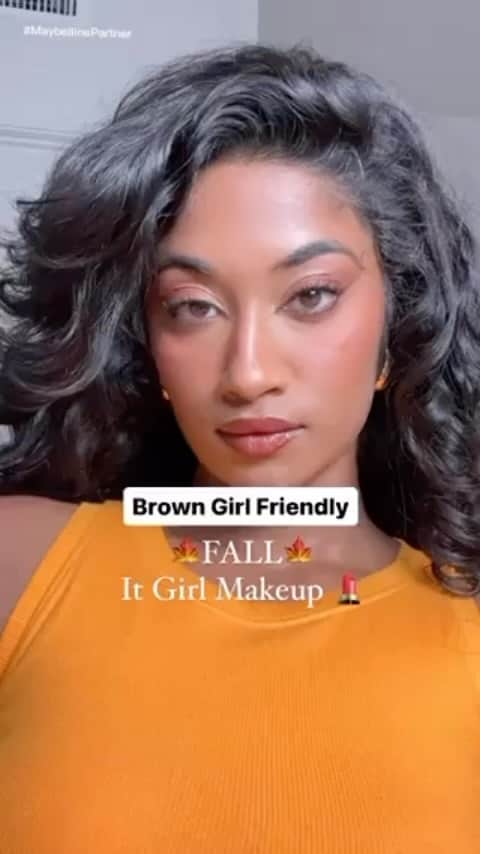 Maybelline New Yorkのインスタグラム：「Let @glow_bymonica ✨ put you on to the IT GIRL fall look. It’s pumpkin spice season and it’s only right we choose makeup shades to match! To get this look she used super stay skin tint in shade 330, instant age rewind concealer for contour in shade 148, Color Tattoo Eye Stix in shades I am powerful, I am determined, I am courageous, the falsies surreal mascara, lifter gloss in sweet heart. #maybellinepartner」