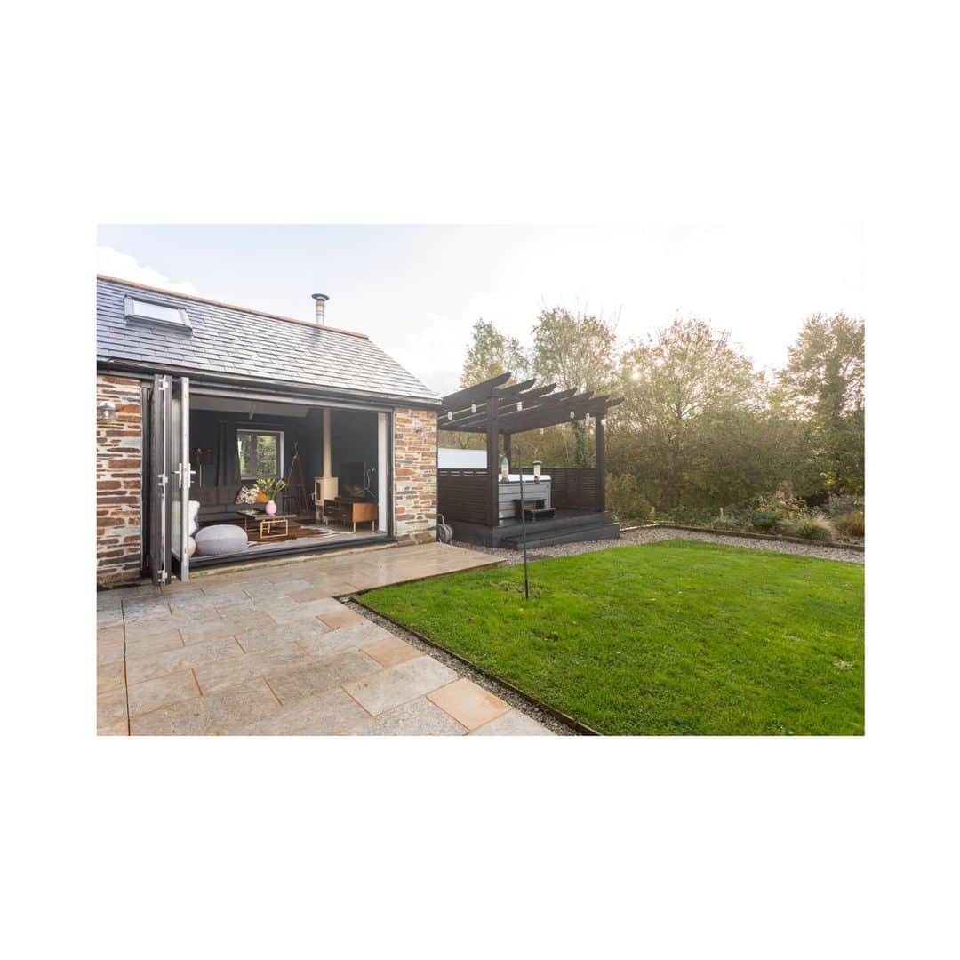 Airbnbのインスタグラム：「Close enough to walk to the touristy stuff, yet far enough away to escape it.  🏡 Gwel an Heyl📍 Saint Issey, England, United Kingdom  This home can be found in our Adapted Category. Each home in this category receives a 3D scan and detailed Accessibility Review, and includes listing photos of features with key details like doorway widths that have been reviewed and confirmed by Airbnb.」