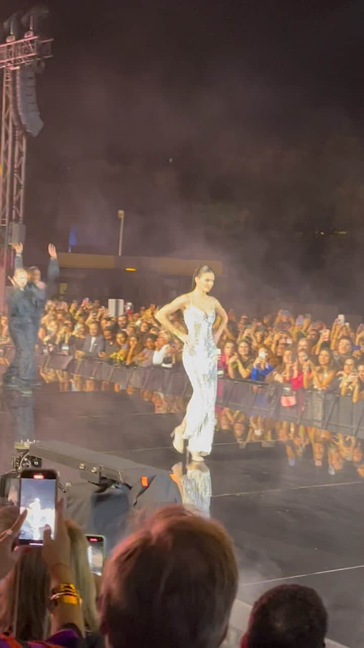 のインスタグラム：「@kendalljenner, @evalongoria, @ellefanning,  @helenmirren, @camila_cabello… Así ha sido el desfile plagado de estrellas de @lorealparis a los pies de la Torre Eiffel ✨」
