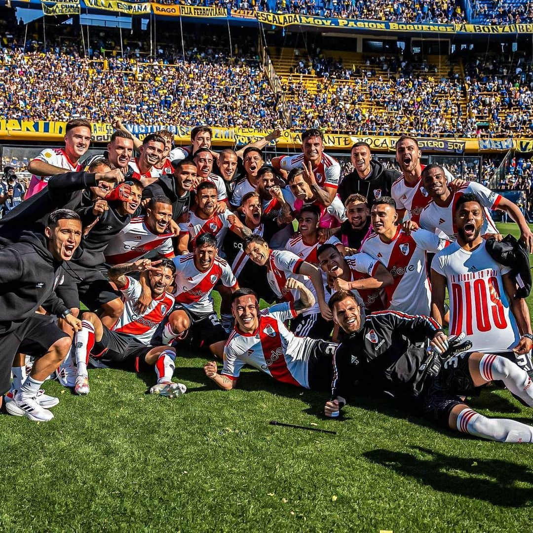 マヌエル・ランシニのインスタグラム：「Pasa el tiempo pero hay cosas que nunca cambian, que lindo es ser de River. Gracias a los hinchas que siempre los sentimos con nosotros 🤍❤️🤍」