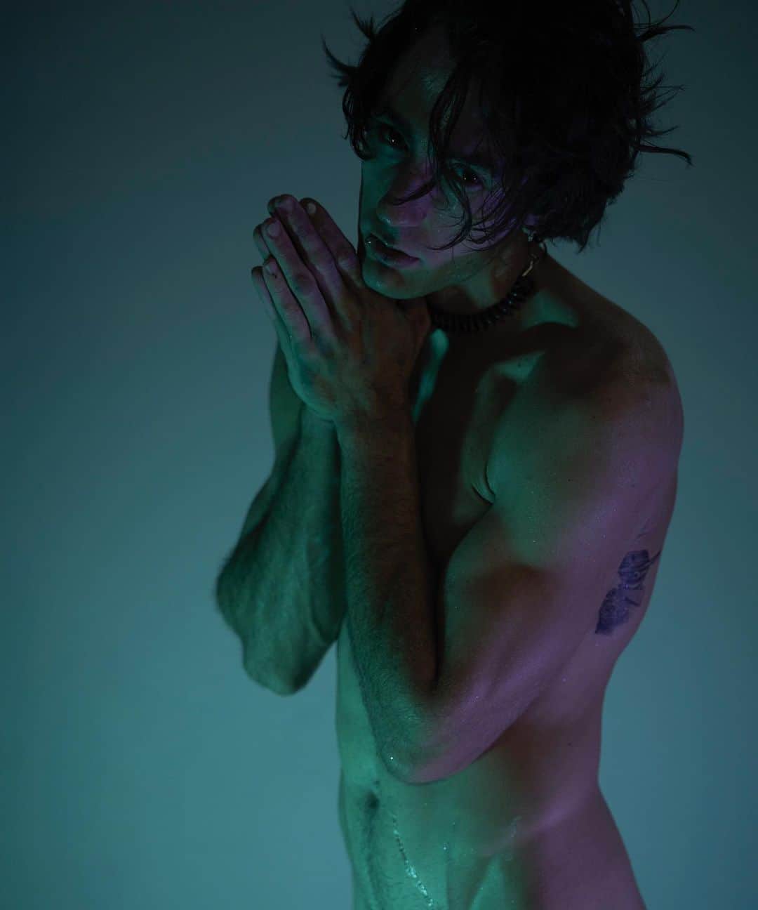 カーター・スミスのインスタグラム：「Spooky Season is here! 😈 This is the amazing @colttwalker for ALL THE DEAD BOYS. If you get Dirty Little Fridays (my nsfw weekly Friday email) you’ve already met Colt…. 😈 Sign up to get Dirty Little Fridays at the link in my bio. 😈」