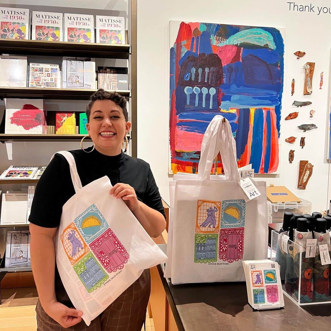 のインスタグラム：「Artist @symonesalibstudio joined us for our Pay What You Wish Celebration today!   Totes and sticker packs are available for purchase in our stores. #philamuseum #philadelphiamuseumofart #localartists #hispanicheritagemonth」